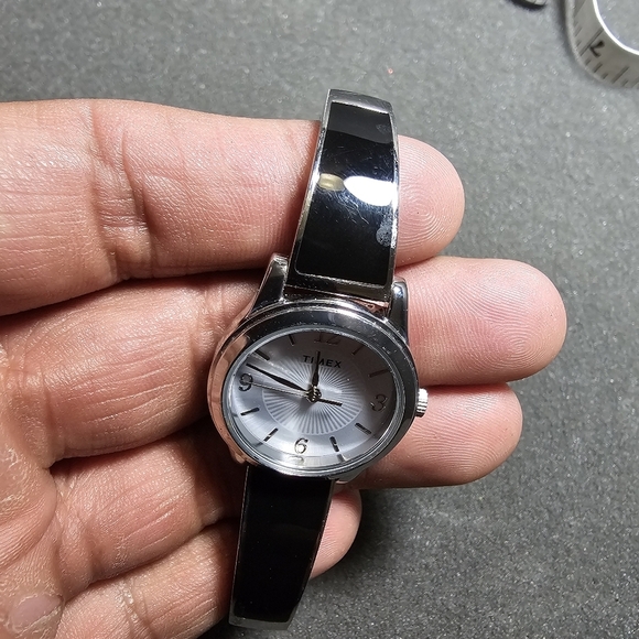 Timex Ladies Quartz Fashion Watch Silver Tone Black Stretch Bracelet Working sho - Picture 3 of 10